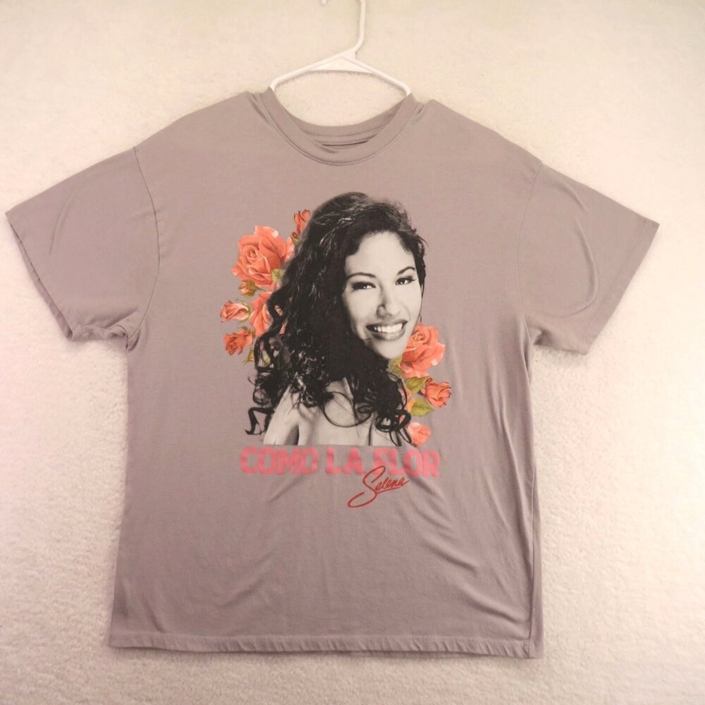 Selena T Shirt Size Medium Como La Flor Graphic Like a Flower Gray Short Sleeve